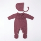 Conjunto de pelele y gorro en punto berenjena para bebé recién nacido y prematuro Colección Florencia, producto elaborado en España.