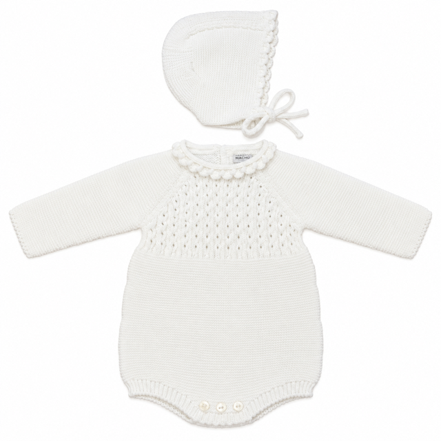Vista frontal completa del conjunto de rana de manga larga de la colección Jaime en color blanco roto para tallas de 6 y 9 meses, con cuello y canesú de punto texturizado.