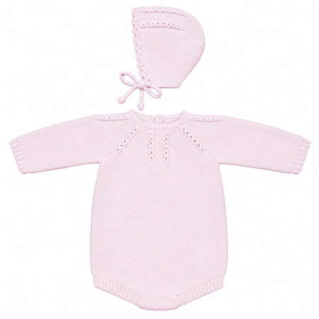 Vista frontal completa del conjunto de rana de manga larga con capota a juego de la colección Mariela en color rosa bebé para tallas de 3 a 9 meses, tejido en suave acrílico.