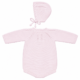 Vista frontal completa del conjunto de rana de manga larga con capota a juego de la colección Mariela en color rosa bebé para tallas de 3 a 9 meses, tejido en suave acrílico.