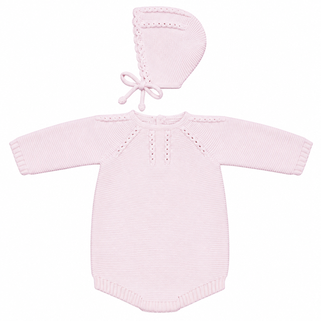 Vista frontal completa del conjunto de rana de manga larga con capota a juego de la colección Mariela en color rosa bebé para tallas de 3 a 9 meses, tejido en suave acrílico.