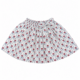 Vista frontal de la falda infantil con estampado floral de flores rojas y hojas azules, cintura elástica fruncida y un lazo decorativo lateral para niñas de 4 a 8 años, producto elaborado en España.