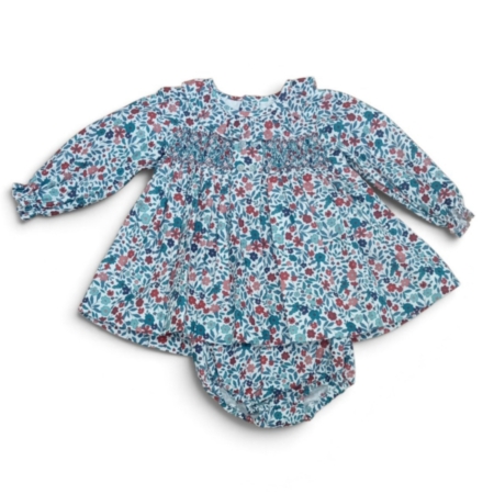 Vista frontal del jesusito infantil Nueva York con estampado floral multicolor, cuello de volantes fruncidos, nido de abeja en el pecho y su cubrepañal a juego para bebés de 1 a 2 años, producto elaborado en España.