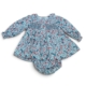 Vista frontal del jesusito infantil Nueva York con estampado floral multicolor, cuello de volantes fruncidos, nido de abeja en el pecho y su cubrepañal a juego para bebés de 1 a 2 años, producto elaborado en España.