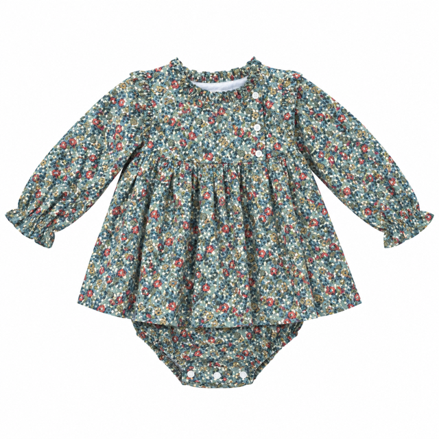 Vista frontal del jesusito Almudena 100% algodón con estampado floral y cubrepañal a juego, elaborado en España.