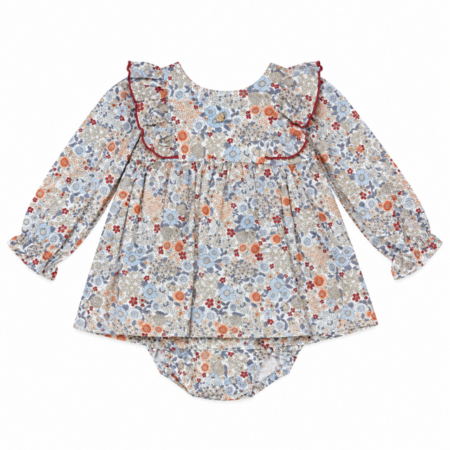 Vista frontal completa del jesusito Ópera de 100% algodón con estampado floral, volantes en los hombros y braguita a juego, elaborado en España.