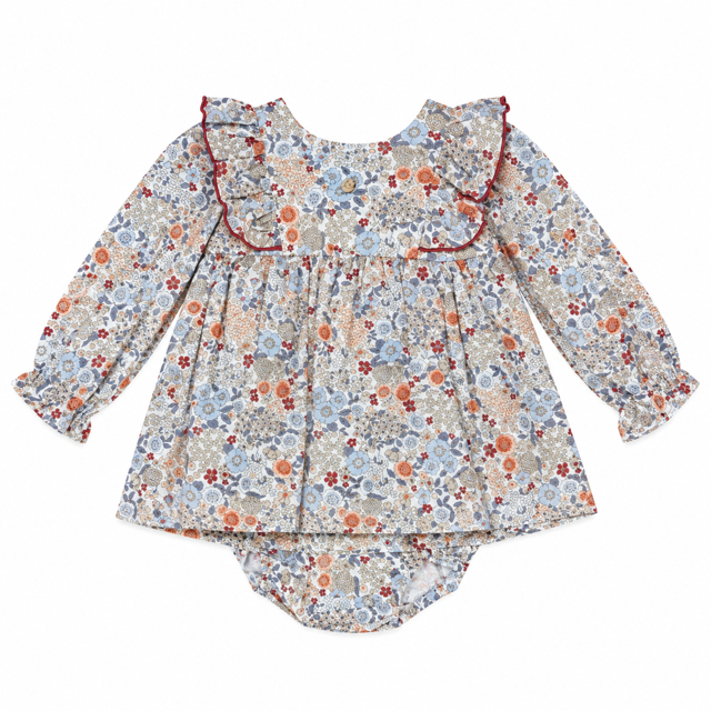 Vista frontal completa del jesusito Ópera de 100% algodón con estampado floral, volantes en los hombros y braguita a juego, elaborado en España.