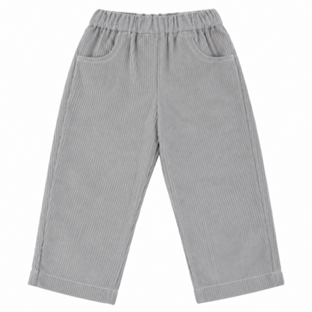 Vista frontal del pantalón de pana beige para bebé con cintura elástica cómoda, ideal para la guardería y elaborado en España.
