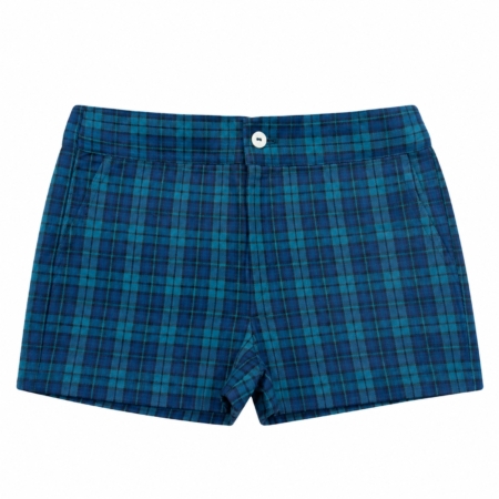 Vista frontal del pantalón corto infantil con con estampados escoceses azules, botón delantero y laterales para niños de 2 a 6 años producto elaborado en España.