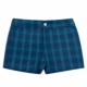 Vista frontal del pantalón corto infantil con con estampados escoceses azules, botón delantero y laterales para niños de 2 a 6 años producto elaborado en España.