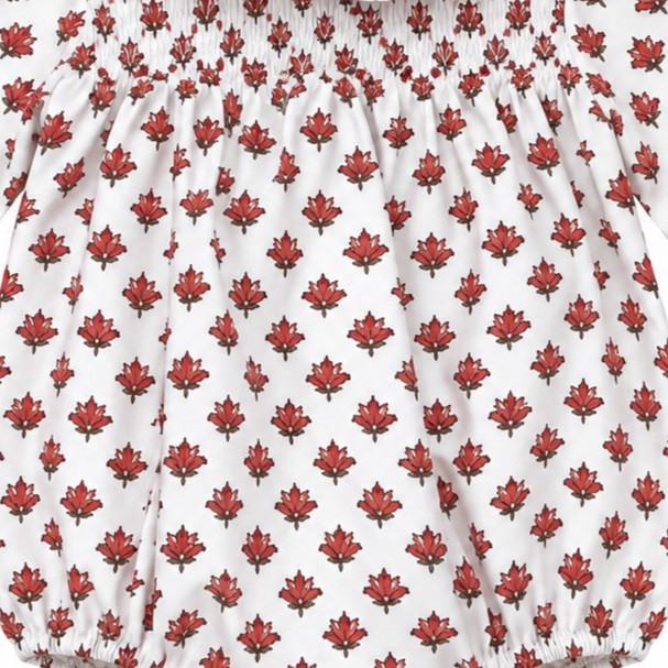 Detalle cercano de la pechera engomada fruncida y el estampado floral del jesusito Copenhague de algodón.