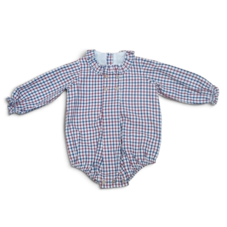 Vista frontal del pelele para bebé con estampado de cuadros en tonos teja, cuello con volantes, botones decorativos de madera en el pecho y manga larga para bebés de 3 a 9 meses, producto elaborado en España.