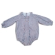 Vista frontal del pelele para bebé con estampado de cuadros en tonos teja, cuello con volantes, botones decorativos de madera en el pecho y manga larga para bebés de 3 a 9 meses, producto elaborado en España.