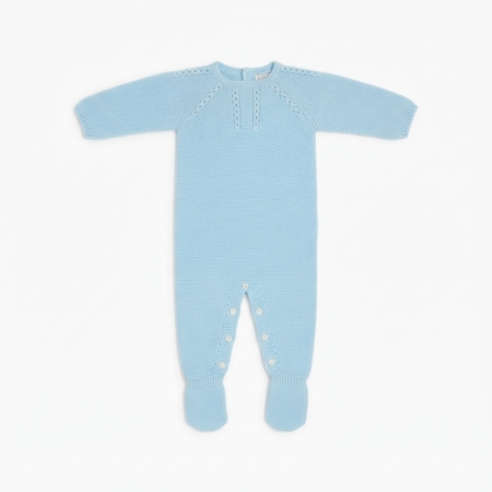 Vista frontal completa del pelele Mariela en tono azul bebé, confeccionado en punto de acrílico con manga larga, pies integrados y aberturas con botones para facilitar el cambio.