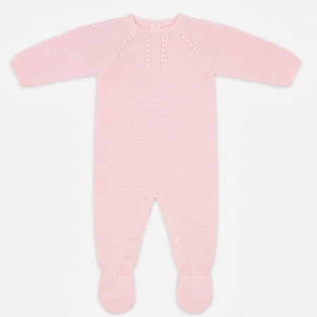 Vista frontal completa del pelele Mariela en tono rosa bebé, confeccionado en punto de acrílico con manga larga, pies integrados y aberturas con botones para facilitar el cambio.