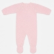 Vista frontal completa del pelele Mariela en tono rosa bebé, confeccionado en punto de acrílico con manga larga, pies integrados y aberturas con botones para facilitar el cambio.