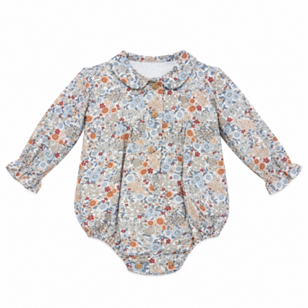 Vista frontal completa del pelele Ópera de 100% algodón con estampado floral, cuello bebé y botones delanteros de madera, elaborado en España.