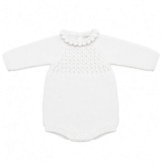 Vista frontal completa del conjunto de rana de manga larga de la colección Jaime en color blanco roto para tallas de 6 y 9 meses, con cuello decorado con pompones y canesú de punto texturizado