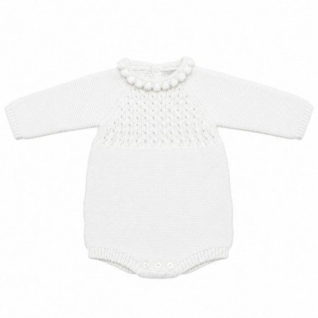 Vista frontal completa de la rana de punto de manga larga para bebé de 6 meses en color blanco roto, con canesú texturizado, cuello con detalles de pompones y botones inferiores.