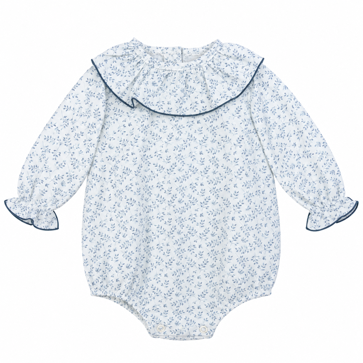 Vista frontal de la rana para bebé con con estampado floral en tonos grises y azulados, manga larga con puños fruncidos y gran gran redondo cinta castillo, elaborado producto en España.