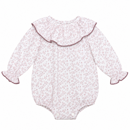 Vista frontal de la rana para bebé con estampador floral en tonos rosas, manga larga cons puños fruncidos y gran cuello ribete redondo, elaborado producto en España.