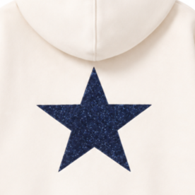 Vista posterior de la sudadera blanca cruda con capucha, destacando el diseño de estrella grande en color azul marino brillante.