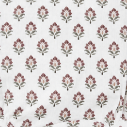 Detalle en primer plano del patrón y la textura del estampado floral sobre el tejido de algodón de bambula.