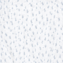 Detalle en primer plano de la textura y el estampado de ramitas en tonos azules del tejido de bambula orgánica.