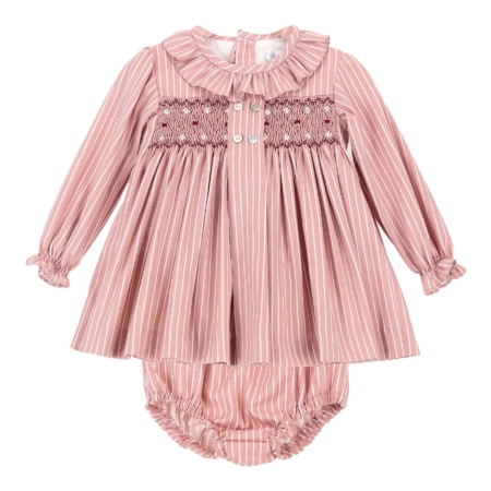 Vista frontal del vestido corto Berlín en tejido de rayas con nido de abeja bordado en el pecho, cuello de volantes, manga larga y su braguita a juego para niñas de 3 a 5 años, producto elaborado en España.