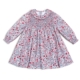 Vista frontal del vestido de algodón con traseros y falda de vuelo con estampadores de flores.