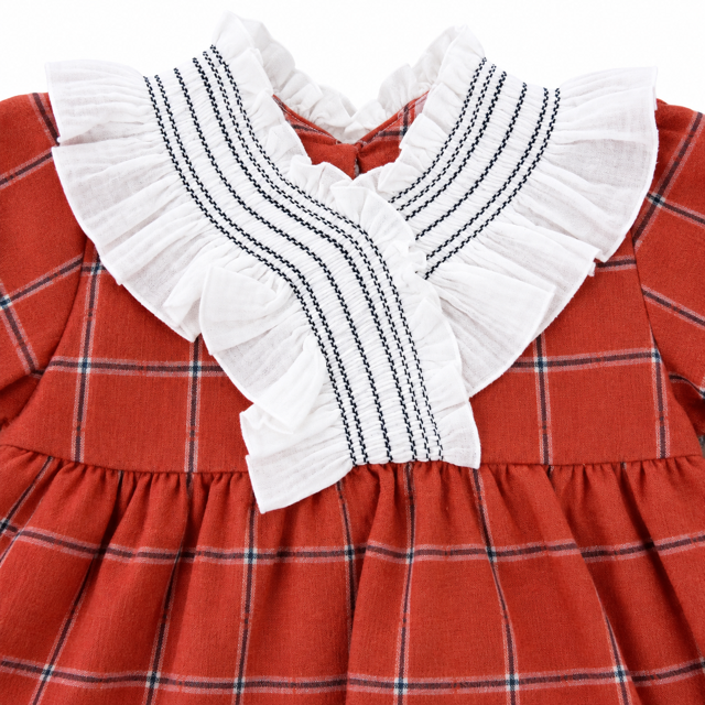 Detalle en primer plano del elegante cuello amplio con volantes blancos y pespuntes decorativos del vestido Palermo.